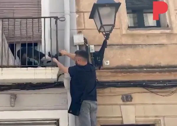 Los vecinos rescatan a una perra a la que habían dejado sola en casa durante días y amagaba con saltar del balcón