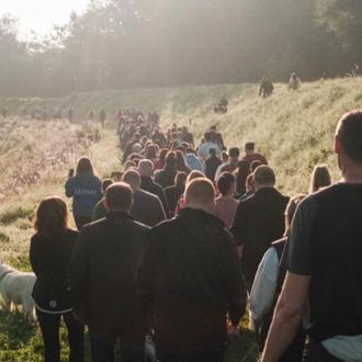 Cientos de personas y perros acompañan a Niall Harbison en …