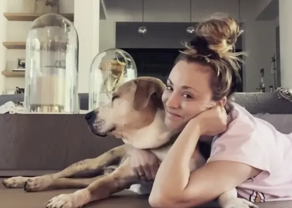 La perruna y solidaria actriz Kaley Cuoco destrozada por la muerte de su can, Norman