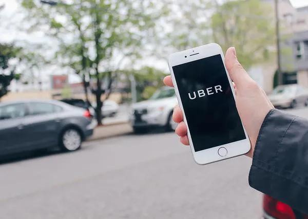 Uber debe pagar 1.1 millones de dólares a una pasajera ciega a la que no se permitió viajar en 14 ocasiones