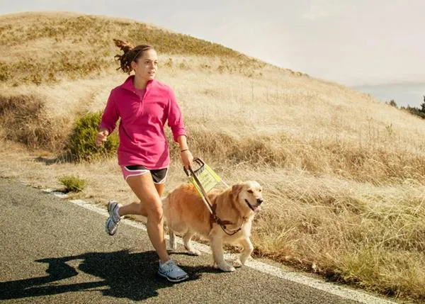 Historias que inspiran: una joven ciega corre con su perro guía