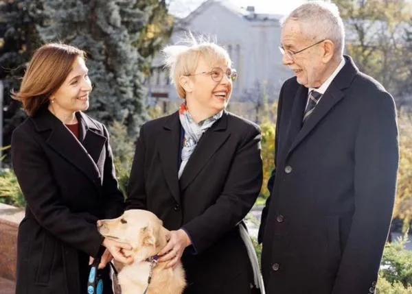 El perro de la Presidenta de Moldavia muerde al Presidente de Austria y él... le da un juguete: diplomacia canina en acción