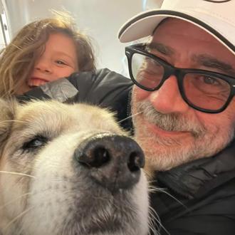 El actor Jeffrey Dean Morgan -y sus perros adoptados- alaban …