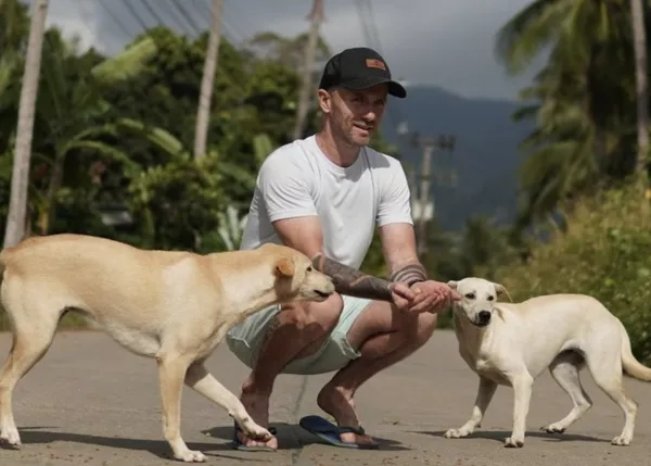 El emprendedor en serie que ahora dedica sus días a ayudar a los perros de la calle (y es más feliz que nunca)