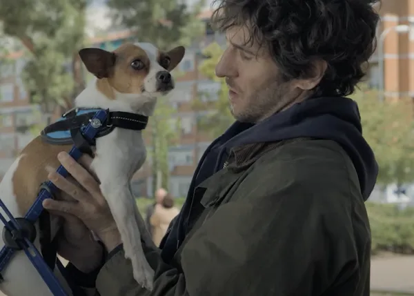Ratoni, la superheroína canina que se transforma en Perruedines en El Vecino, la serie de Netflix