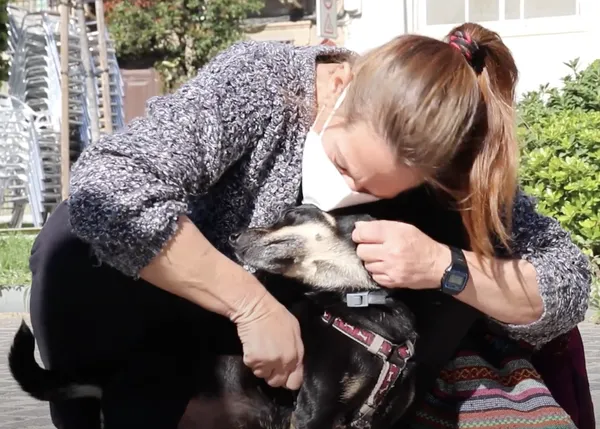 El emotivo y feliz reencuentro entre una humana y su perro tras un año separados, gracias a Fundació Hope & Help