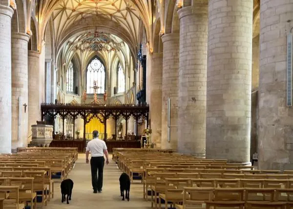 La Abadía de Tewkesbury tiene a dos 