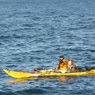 Las aventuras en kayak de un hombre y su perra …