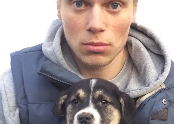 Gus Kenworthy feliz con los guapérrimos canes que rescató en Sochi