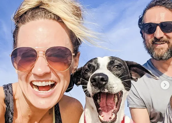 Una pareja de viajeros adopta a una perra en México y ahora recorren el mundo ¡con tres canes!