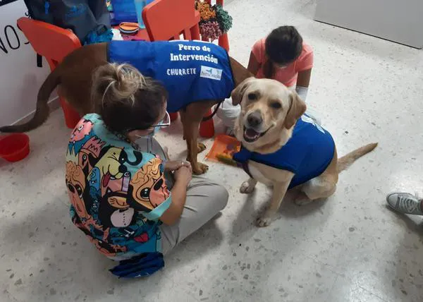 Los perros de intervención vuelven al Hospital de la Axarquía para dar soporte emocional a sus pacientes pediátricos