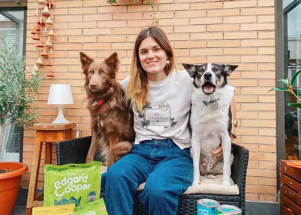 Edgar & Cooper, con el impulso en redes de Elvira Sastre, dona kilos de alimentos a la Protectora de Málaga
