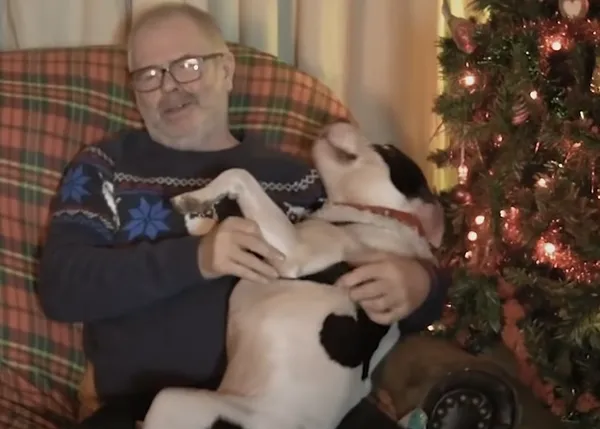 Un hombre mayor y su perro protagonizan el primer viral de la Navidad: es un dramón, pero es ficción y es solidario