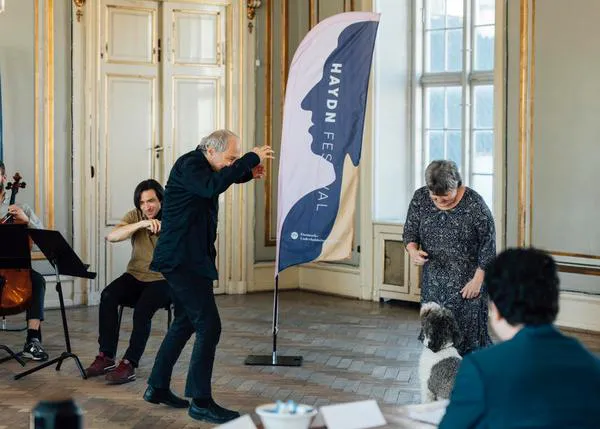 Los ladridos más musicales: tres perros interpretan una sinfonía con la Orquesta de Cámara de Dinamarca
