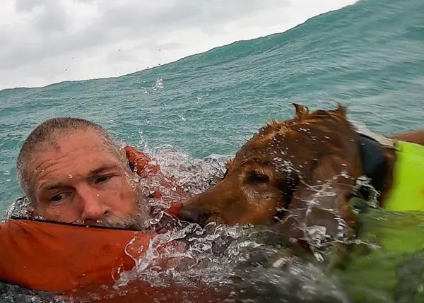 El impresionante rescate de un hombre y su perro en medio del mar durante el paso del huracán Helene