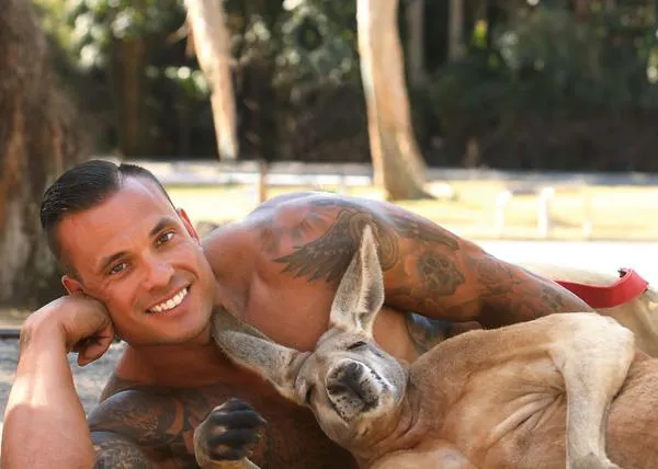 Bomberos Australianos posan con perros, gatos, canguros y koalas para un calendario solidario