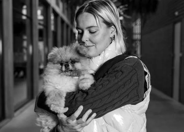 El emotivo momento en el que la nadadora Sharon van Rouwendaal dedica su oro olímpico a su perro, fallecido meses atrás