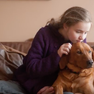 Una niña con autismo y el perro que es capaz …