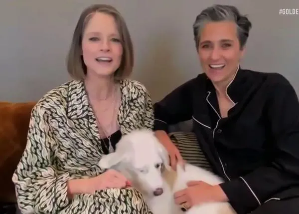 El momentazo de los Globos de Oro 2021: la felicidad de Jodie Foster -en pijama, junto a su pareja y su perro- al recibir su premio