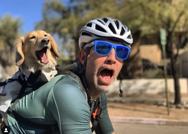 Un ciclista profesional entrena con un perro salchicha (y derrite corazones)