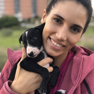 India Martínez adopta a un cachorrote de Galgo que estaba …