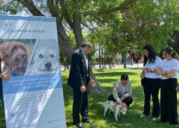 Una iniciativa pionera se apoya en los perros para acompañar a personas que pasan por un duelo: Comparte Paseos