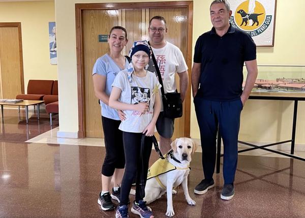 El día perruno y feliz de Alba, una niña con cáncer, cuya ilusión era ...