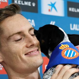 Pol Lozano, jugador del Espanyol, presenta a su perro adoptado …