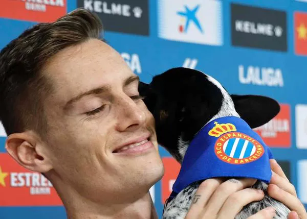 Pol Lozano, jugador del Espanyol, presenta a su perro adoptado en una rueda de prensa... y el cachorrote se queda dormido :-)