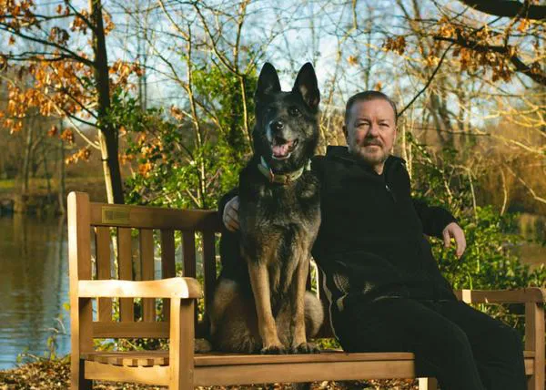 Ricky Gervais ha compartido la triste noticia: ha muerto Anti, su compi perruna en After Life