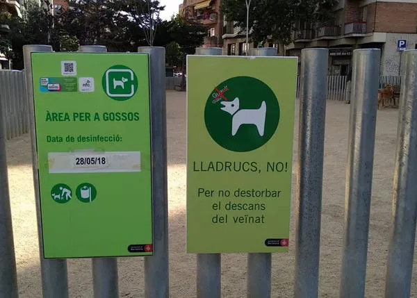 En Barcelona parece que los perros no deben ladrar ¡ni en las áreas caninas!