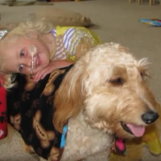 Una niña y su mejor amigo, su perro: una niña …