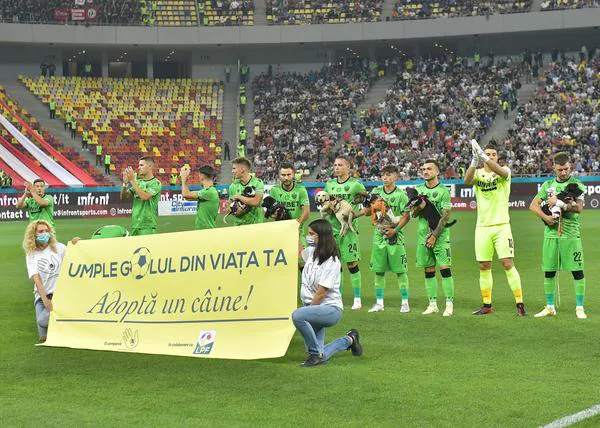 Jugadores de fútbol en Rumanía fomentan la adopción con una campaña genial, 
