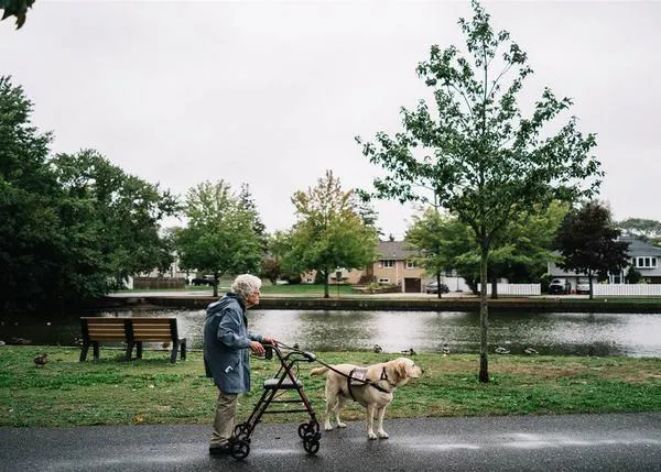 Una veterana de guerra de 92 años vive nuevas aventuras junto a su perro de asistencia