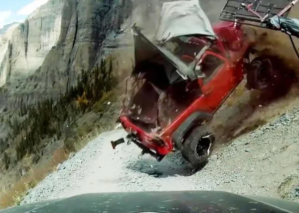Una joven y sus perros sobreviven a un aterrador accidente de coche en la montaña
