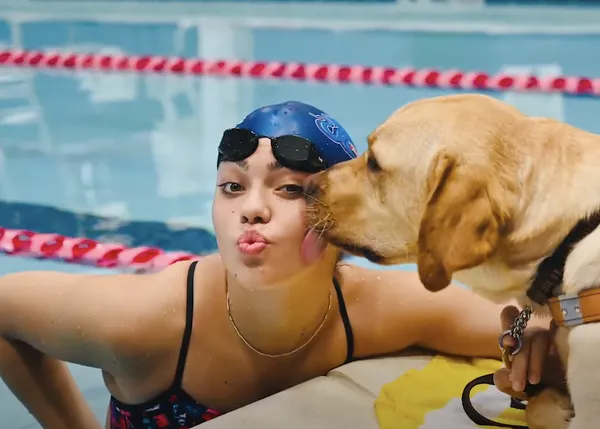 Una adolescente que entrena para los juegos paralímpicos y su mayor apoyo, su perro guía
