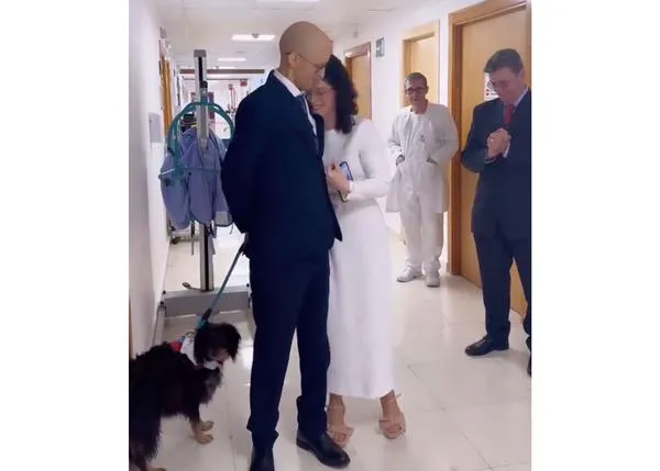 Una boda, con perrete incluido, para un paciente de paliativos en el Hospital Provincial de Córdoba