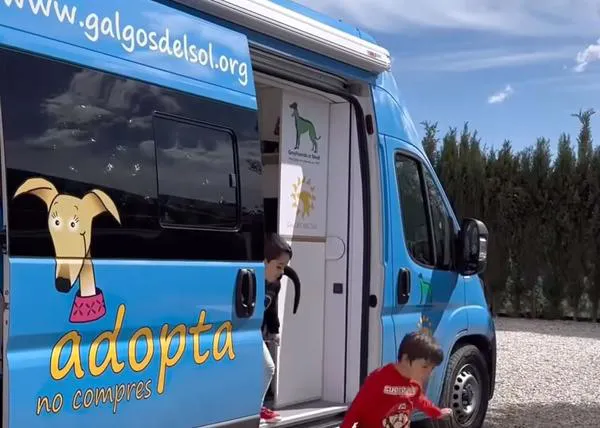 Un autobús que fomenta el bienestar animal y lucha contra el maltrato: la Galgoteca de Galgos del Sol