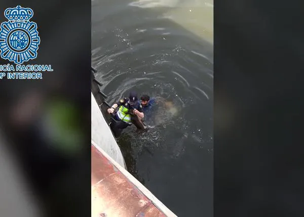 La Policía Nacional al rescate: así han sacado del río a un perro que estaba en apuros