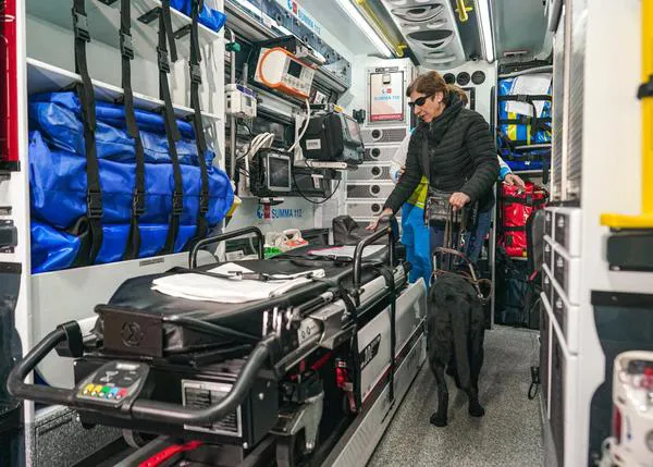 Los perros de asistencia pueden ir con sus humanos en las ambulancias del SUMMA 112 de Madrid