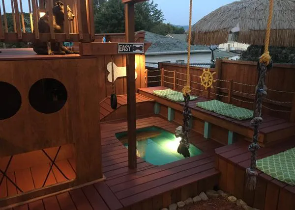 Dedica dos años a transformar su patio trasero en un mini parque de atracciones con piscina para sus canes