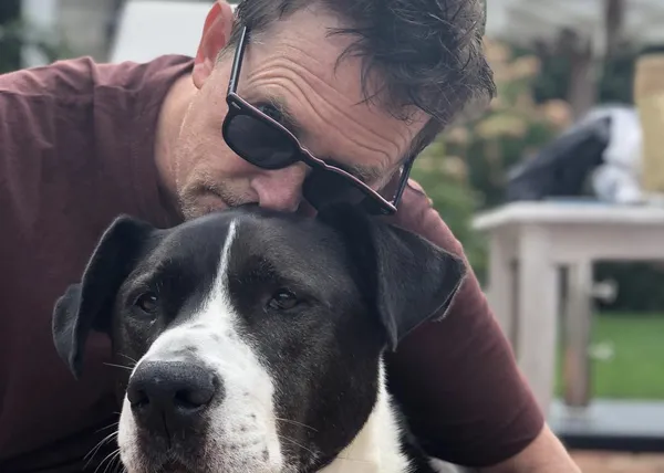 Michael J. Fox y su perro Gus, una amistad terapéutica