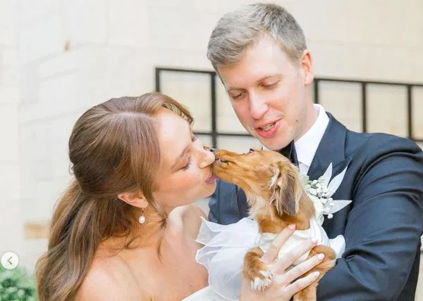 Un novio sorprendido por la aparición de su perra, una divina salchicha, en el día de su boda