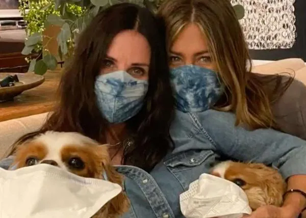 Jennifer Anniston y Courtney Cox, con sus canes, reiteran la importancia crucial de llevar mascarilla