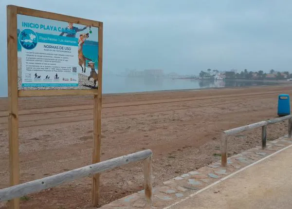 Las tres playas caninas de Cartagena ya están señalizadas: La Calera, La Lengua de Vaca y Los Alemanes