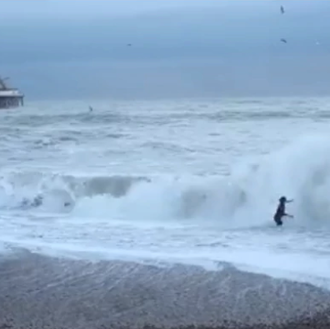 Una mujer a punto de ser arrastrada por las olas …