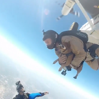 Un salchicha de altos vuelos: Riley salta en paracaidas